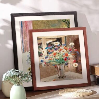 Custom solid wood wall-mounted display picture frame