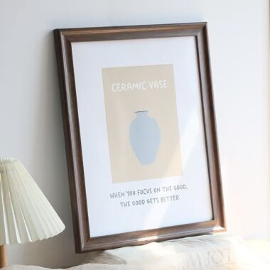 Minimalist wall-mounted solid wood picture frame décor