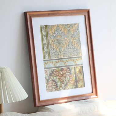 Minimalist wall-mounted solid wood picture frame décor