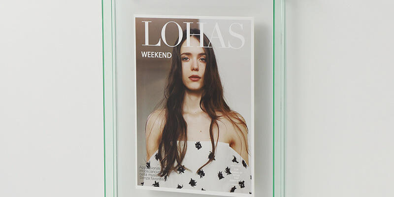 Elegant Custom Acrylic Picture Frame for Wall Art Display