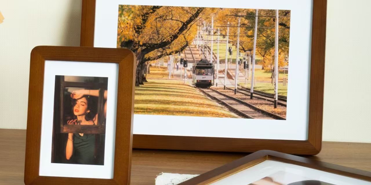 Premium creative custom solid wood desktop picture frameA high-end creative solid wood picture frame designed for desktop décor and custom branding.